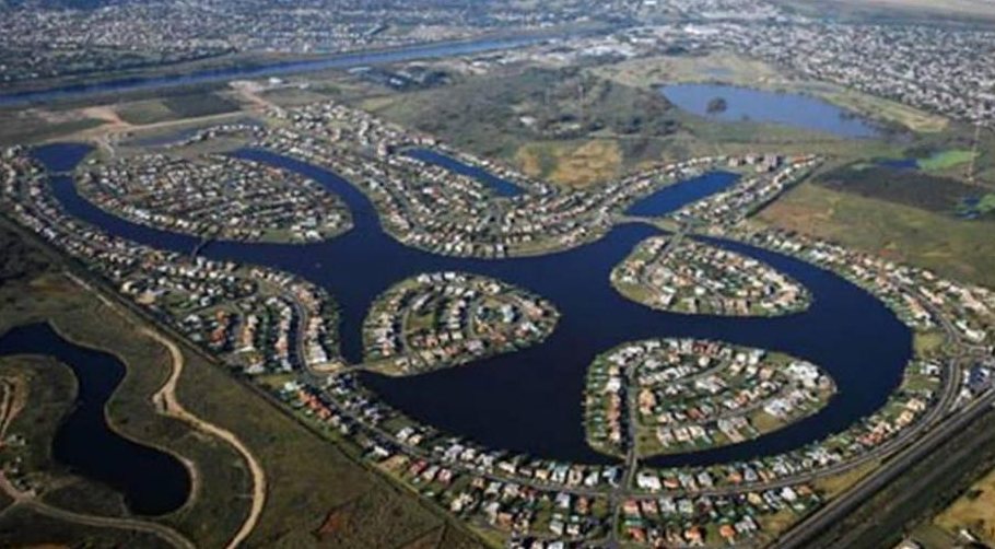 Vista aérea de un barrio con lagunas