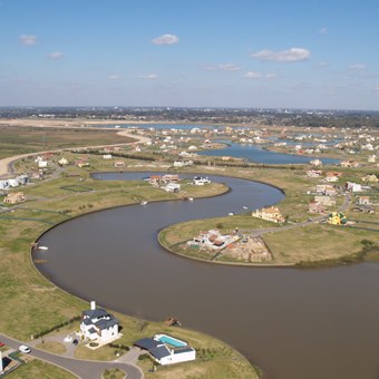 Vista aérea de un barrio con lagunas