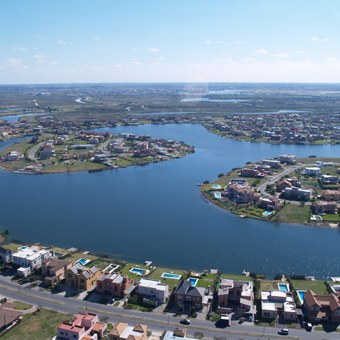 Vista aérea de un barrio junto al río
